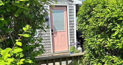 Cozy Artist's Cottage by the Sea