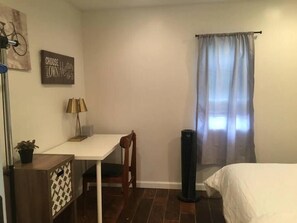 1 dormitorio, escritorio, tabla de planchar con plancha y wifi