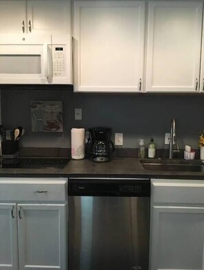 Fridge, microwave, stovetop, dishwasher