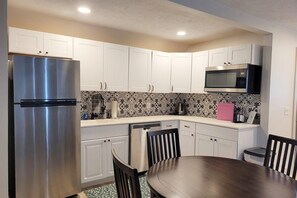 Geladeira, micro-ondas, cooktop, lava-louças