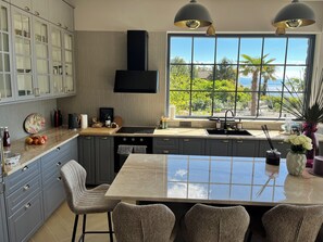 Microonde, forno, lavastoviglie, seggiolone