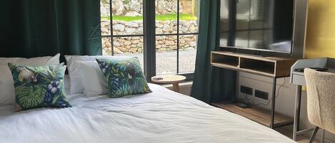 4 室のベッドルーム、デスク、アイロン / アイロン台、旅行用ベビーベッド