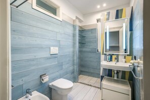 Een douche, handdoeken