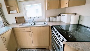 Cabin | Private kitchen | Fridge, microwave, oven, stovetop