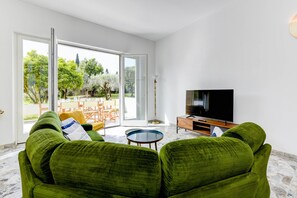 Televisie en een open haard