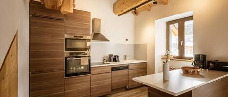 Frigorífico, microondas, horno y lavavajillas