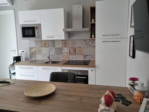 Frigorifero, microonde, forno, pentole/stoviglie/utensili