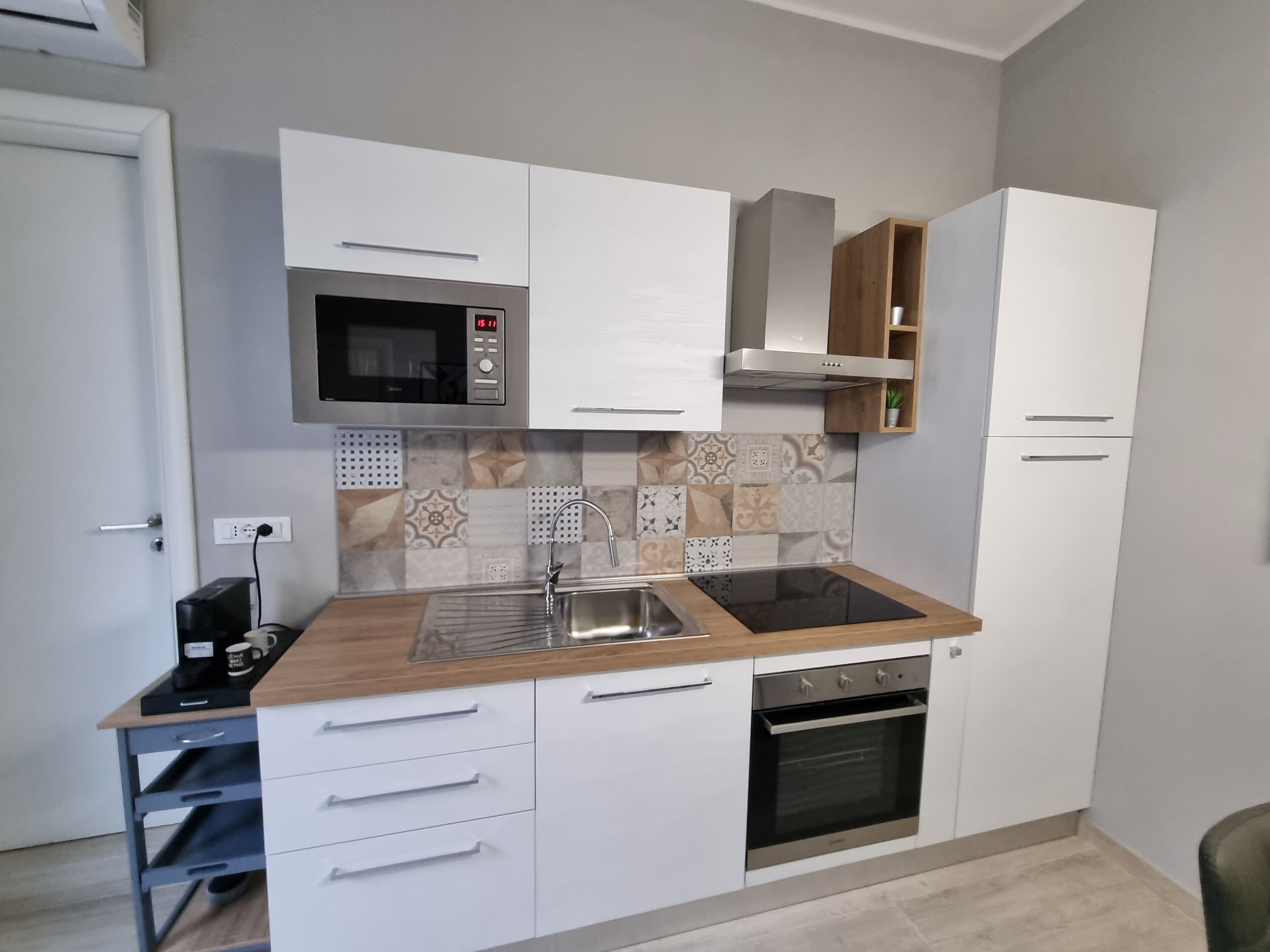 Kühlschrank, Mikrowelle, Ofen, Kochgeschirr/Geschirr/Besteck