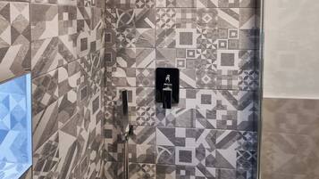 Dusche, Haartrockner, Bidet, Handtücher