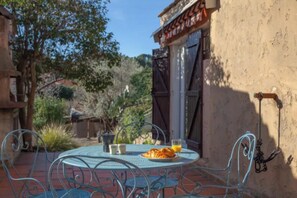 Outdoor dining - Authentic Provencal Villa with Pool For a Perfect Family Retreat (La Ciotat)