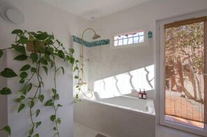 Hair dryer, towels, soap, shampoo - Authentic Provencal Villa with Pool For a Perfect Family Retreat (La Ciotat)