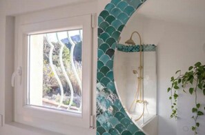 Hair dryer, towels, soap, shampoo - Authentic Provencal Villa with Pool For a Perfect Family Retreat (La Ciotat)