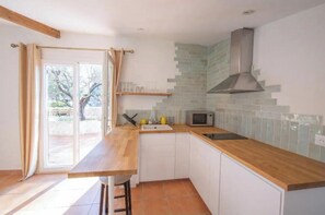 Een koelkast, een microgolfoven, een oven, een kookplaat