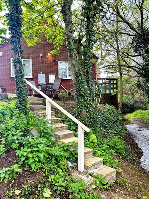 Property grounds - Cosy and Secluded Brook-side Lodge (Sleaford)