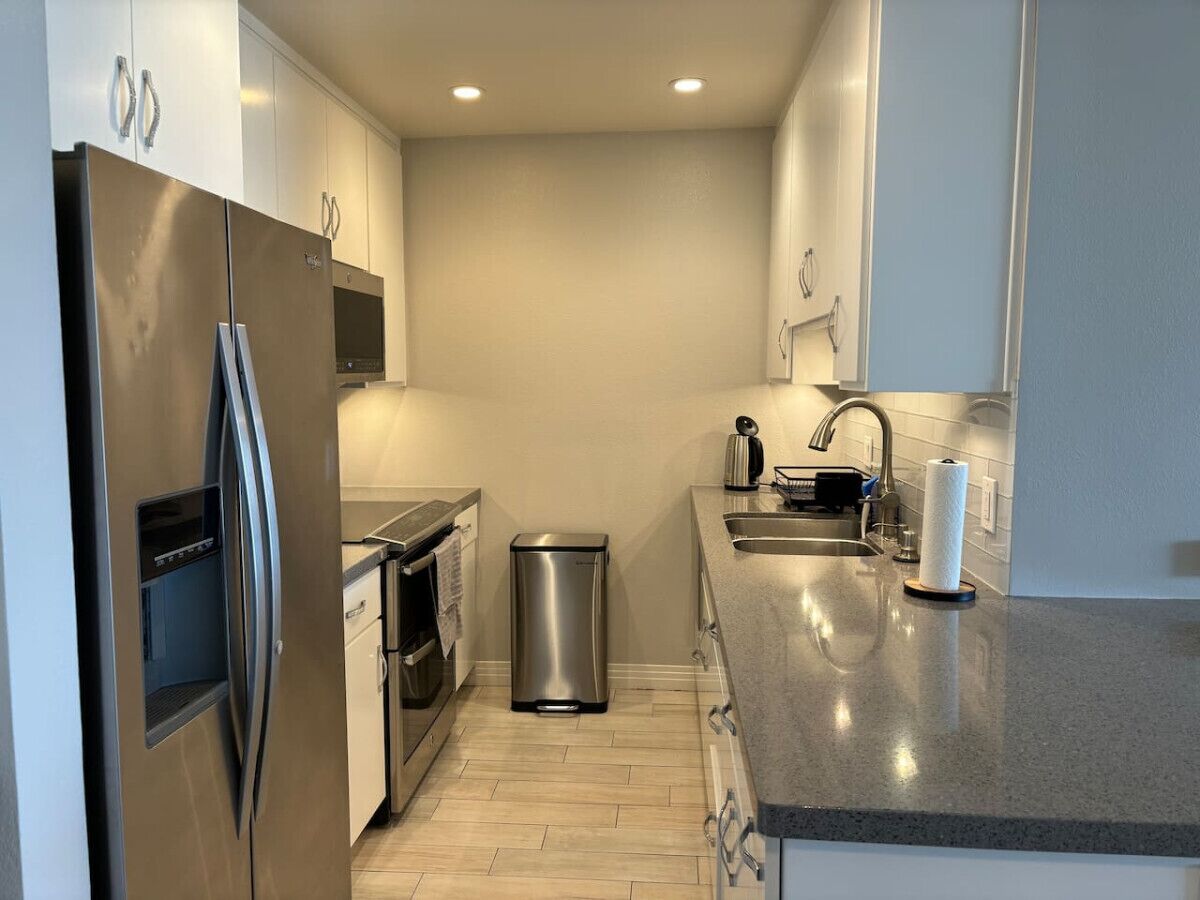 Réfrigérateur, four à micro-ondes, un four, surface de cuisson