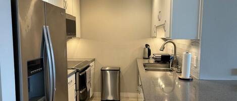 Réfrigérateur, four à micro-ondes, un four, surface de cuisson