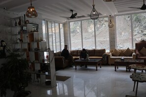 Área de estar no saguão