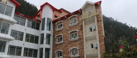 Vista frontal de la propiedad