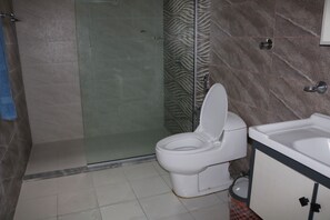 Phòng 3 dành cho gia đình | Phòng tắm | Buồng tắm vòi sen, khăn tắm, xà phòng, dầu gội 