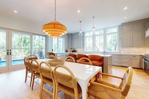 Fridge, microwave, oven, stovetop - Kiawah Exclusives | 364 Red Bay | Dog Friendly (Johns Island)