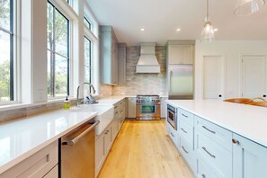 Fridge, microwave, oven, stovetop - Kiawah Exclusives | 364 Red Bay | Dog Friendly (Johns Island)