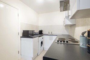 Refrigerador, horno, parrilla de estufa y tetera eléctrica 