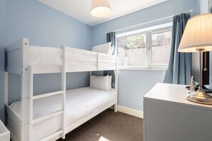 2 bedrooms, iron/ironing board, free WiFi, bed sheets - Host & Stay | Sandy Bay (Scarborough)