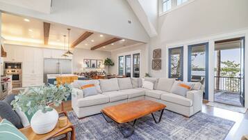 TV, tavolo da calcetto, impianto stereo, studio