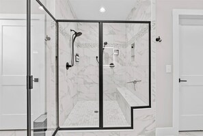 Een douche, een haardroger, een bidet, handdoeken