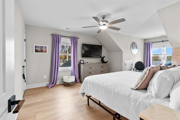 6 bedrooms, desk, free WiFi, bed sheets