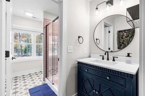 Regadera, secadora de cabello, bidet, toallas 