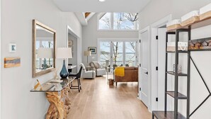 Un vaste espace de vie comprenant une table basse en bois, un canapé et une table à manger avec des chaises.