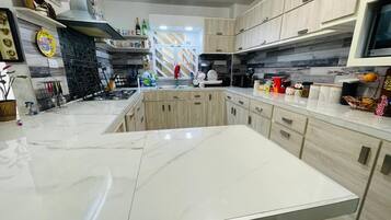Microones, forn, placa de cuina i cafetera i tetera