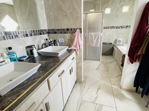 Poreamme, hiustenkuivaaja, pyyhkeet, saippua