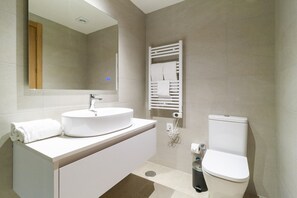 Shower, hair dryer, towels - Housing Castellana by Sharing Co (Madrid)