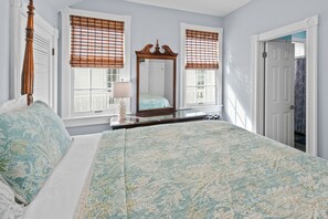 2 bedrooms, iron/ironing board, Internet, bed sheets - Overlook Duval St from your Cuban Club balcony (Key West)
