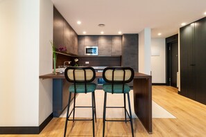 Fridge, microwave, oven, dishwasher - Housing Castellana by Sharing Co (Madrid)