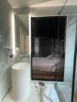 King Room with Sea View | Badrum | Dusch, hårtork, badrock och tofflor