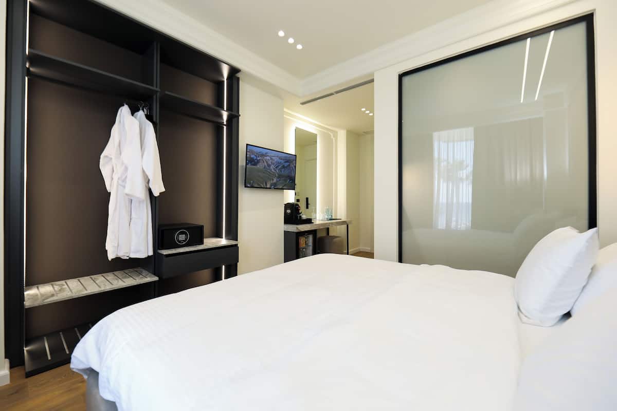 Deluxe Double Room, Sea View | Minibar, soundproofing, bed sheets