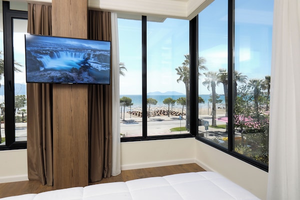 Minibar, sistema de insonorización y ropa de cama