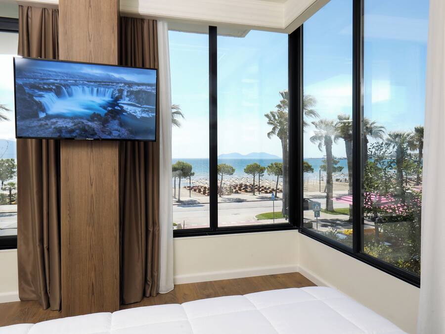 Deluxe Double Room, Sea View (and Side Sea View) | Minibar, soundproofing, bed sheets
