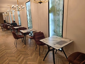 Café da manhã com buffet grátis todos os dias