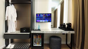 Deluxe Double Room, Partial Sea View | Minibar, soundproofing, bed sheets