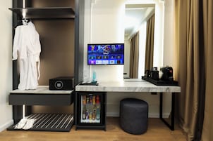 Minibar, sistema de insonorización y ropa de cama