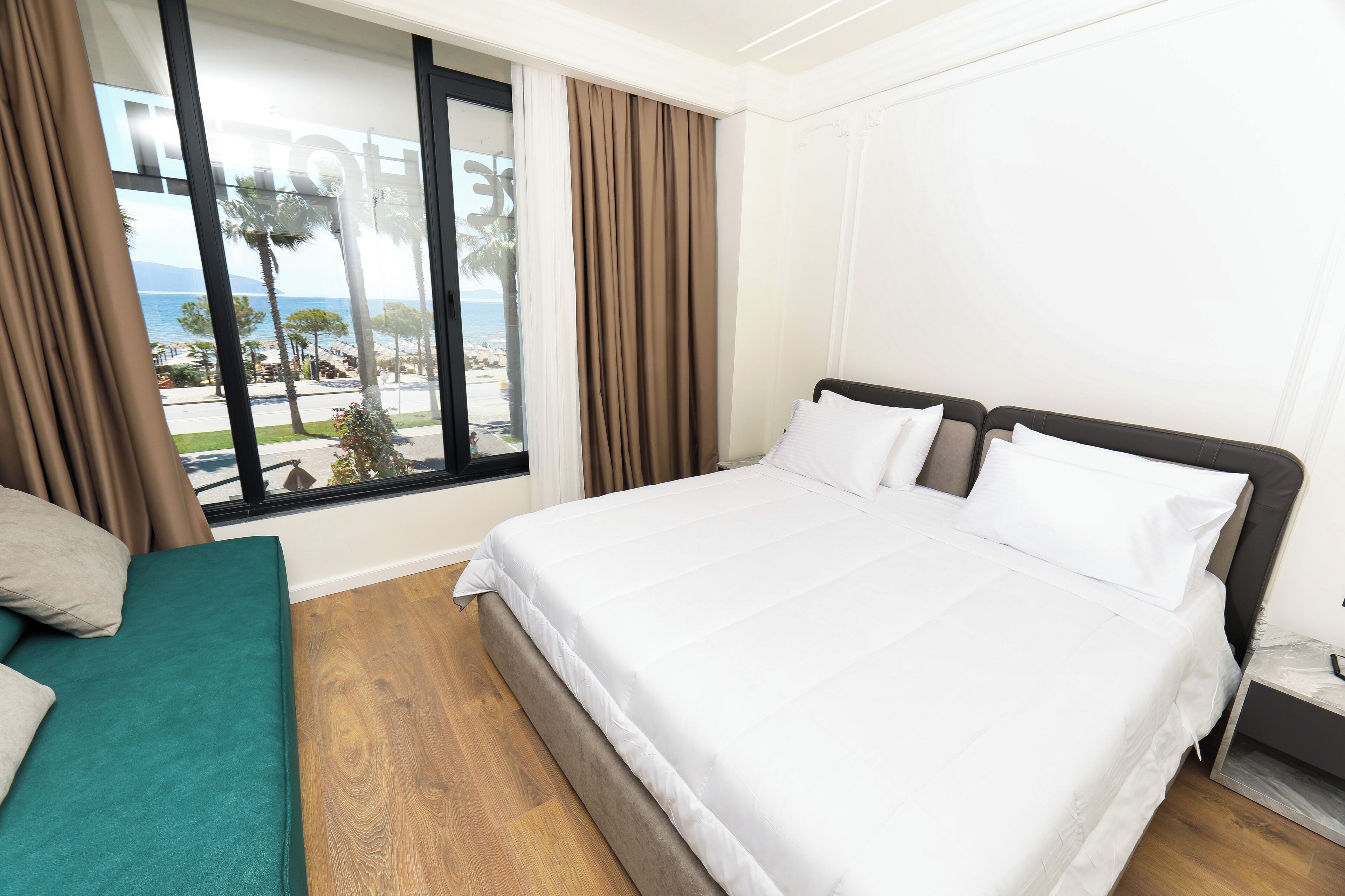 Deluxe driepersoonskamer, uitzicht op zee | Een minibar, geluiddichte muren, beddengoed