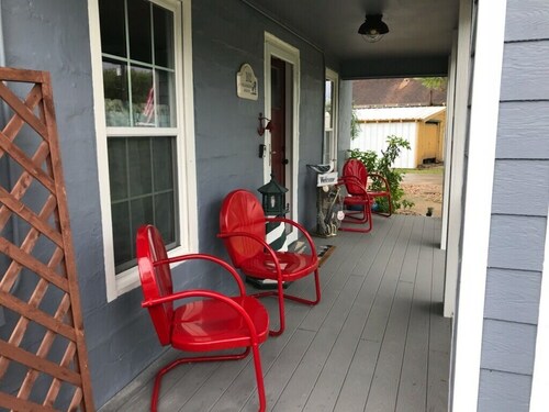Cozy beach cottage, approximately 3 blocks from the beach.  Pet friendly!