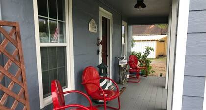 Cozy beach cottage, approximately 3 blocks from the beach. Pet friendly!