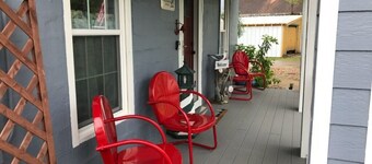 Cozy beach cottage, approximately 3 blocks from the beach. Pet friendly!