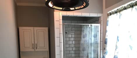 Douche, sĂšche-cheveux, serviettes fournies, papier toilette