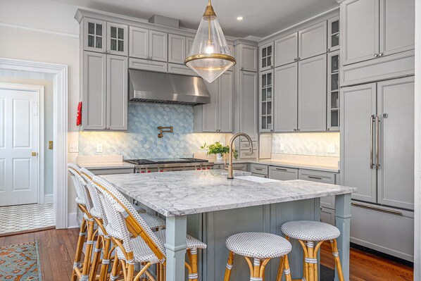 Fridge, microwave, oven, stovetop - Luxurious Historic Mansion on Gaston Street By Lucky Savannah (Savannah)